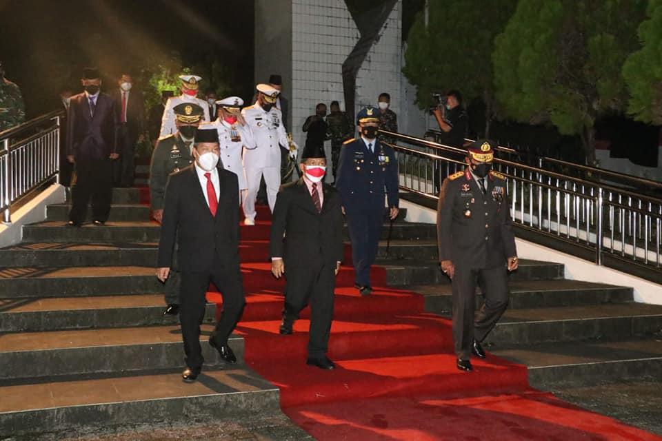 Ketua DPRD Sulut bersama Forkopimda  Mengikuti “Apel Kehormatan dan Renungan Suci” di Taman Makam Pahlawan Kairagi.